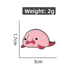 Rosa Blobfisch-Emaille-Anstecknadel mit Maßen von 3 cm Breite und 2 g Gewicht auf Weiß