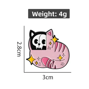 Makro-Detail der Emaille-Nadel mit Katzenschädel, 3cm x 2.8cm Abmessungen und 4g Gewicht
