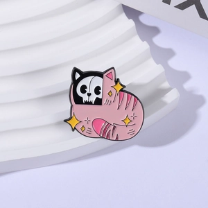 Emaille-Anstecknadel im Totenkopf-Katzen-Design in Rosa und Schwarz im Gothic-Stil
