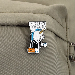 Broche licorne humoristique en costume avec café sur un fond de tissu en toile beige