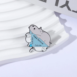 Spilla creativa Hippo Tenuse in smalto con gatti cartoon e design geometrico in metallo
