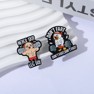 Humorvolle Emaille-Pins mit Muskelmops und Ente sowie Fitness-Sprüchen auf weißem Podest