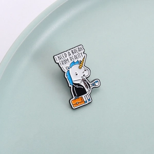 Broche licorne de bureau en émail portant un costume avec citation I Need A Break From Reality