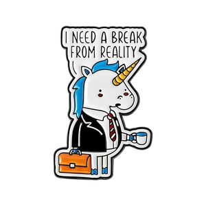 Pin's en émail licorne de bureau humoristique avec café et mallette sur fond blanc