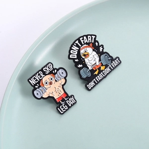 Lustige Muskel Hund und Ente Gym Emaille Pins Set in einer türkisen Keramikschale