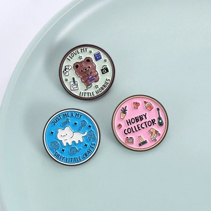 Trois pin's émaillés mignons avec des motifs d'ours et de chat en vert, bleu et rose pastel