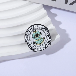 Retro Emaille-Anstecknadel Muff Divers Union mit mintgrünem Taucherhelm-Motiv