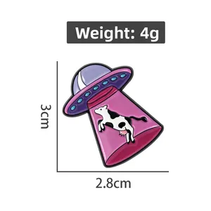Broche émaillée OVNI rose et violette avec vache, taille 3cm x 2.8cm, poids 4g détail