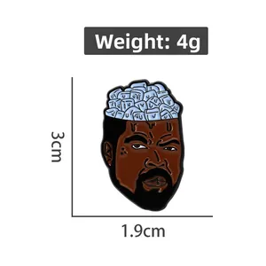 Detail der Hip-Hop-Emaille-Anstecknadel mit Ice Cube Rapper-Design und Maßen 3cm x 1,9cm