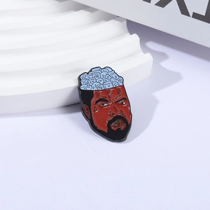 Hip-Hop Emaille Pin mit Rapper Ice Cube Kopf Design und kreativen Eis Haardetails