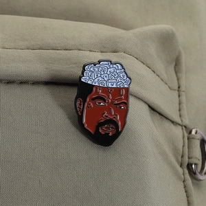 Detailansicht der Hip-Hop-Emaille-Anstecknadel mit Eiswürfel-Motiv auf Canvas-Tasche
