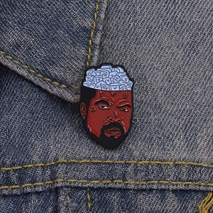 Makroansicht der Ice Cube Emaille-Anstecknadel mit Eisblockkopf auf einer Jeansjacke