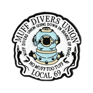 Retro Emaille-Anstecker Muff Divers Union mit Taucherhelm und femininer Silhouette