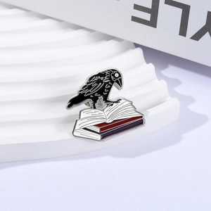 Broche en émail corbeau gothique sur livres ouverts pour tenues esthétiques sombres