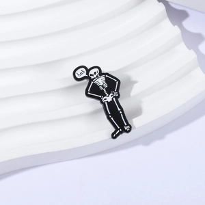 Spilla smaltata a forma di scheletro divertente con scritta heck in bianco e nero