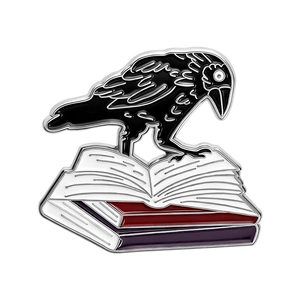 Broche en émail corbeau gothique sur livres ouverts avec finition métallique