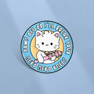 Pin's chat rond en émail avec texte Paws Off et massue rose sur fond bleu clair
