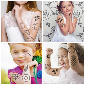 Tatuaggi temporanei per bambini con disegni di nuvole, ricci e fotocamere sulla pelle