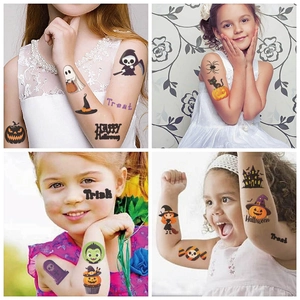 Détail de tatouages temporaires d'Halloween pour enfants avec citrouilles et fantômes