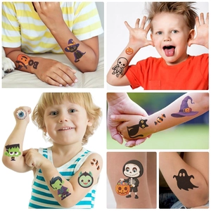 Gros plan de tatouages temporaires Halloween pour enfants avec citrouilles et fantômes colorés