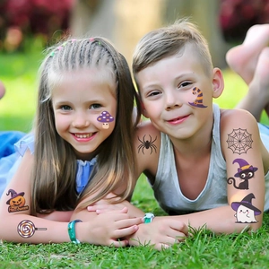 Détail d'enfants portant des tatouages temporaires d'Halloween avec citrouilles et fantômes