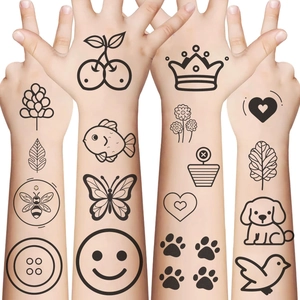 Dettaglio di vari tatuaggi temporanei neri sulla pelle con stelle e piccoli animali carini