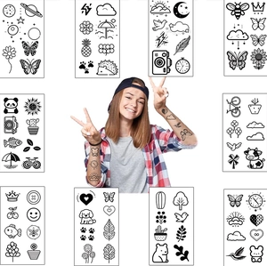 Dettaglio di tatuaggi temporanei minimalisti in bianco e nero su una modella femminile