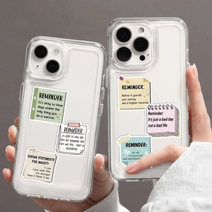 Détail de la coque iPhone transparente avec autocollants de slogans et texture TPU souple
