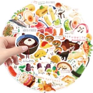 Primo piano dell'adesivo di cibo giapponese con vari snack a cartone animato sullo sfondo