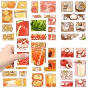 Detail von Wassermelonen Sommer Dessert Aufklebern in der Hand, ideal für DIY Scrapbooking
