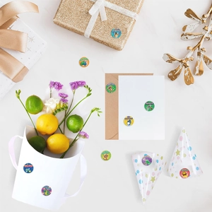 Détail d'autocollants animaux colorés sur boîtes cadeaux et enveloppes pour école et maison