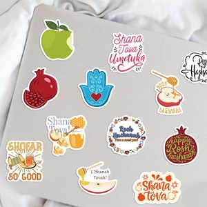 Draufsicht auf Rosh-Haschana-Aufkleber mit Apfel und Schofar auf einem Laptop-Deckel