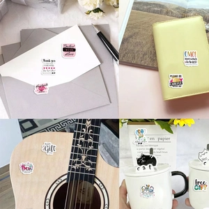 Gedetailleerde weergaven van creatieve stickers op enveloppen, schriften en gitaren