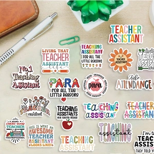 50 wasserfeste Teacher Assistant Aufkleber auf Schreibtisch mit Laptop und Notizbuch