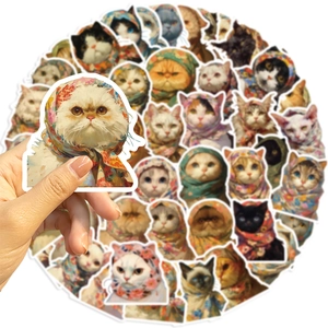 Primer plano de una pegatina de gato impermeable con pañuelo floral para decoración