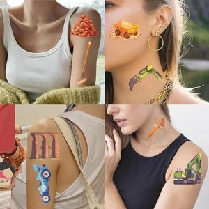 Vues détaillées de tatouages pour enfants avec excavatrices et voitures sur la peau