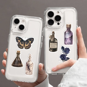Dettaglio di adesivi gotici vintage con pozioni e farfalle su cover chiara per iPhone