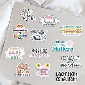 Dettaglio di 12 adesivi per allattamento impermeabili con slogan su un laptop grigio