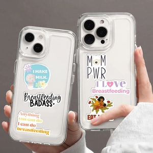 Dettaglio di adesivi a tema allattamento su custodia trasparente con grafica Mom Pwr