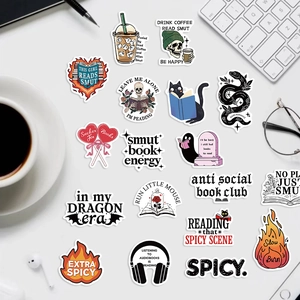 Mise à plat d'autocollants de lecture avec café et clavier pour décorer ordinateur