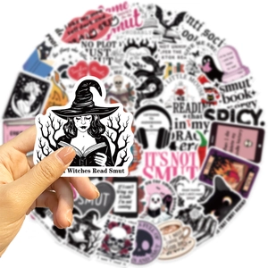 Détail d'un autocollant étanche style Bookish avec texte Witches Read Smut et art gothique
