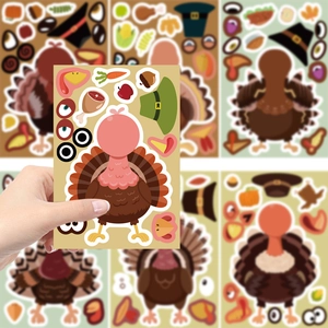 Gros plan sur les autocollants de dinde de Thanksgiving DIY avec accessoires colorés