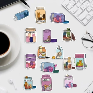 Détail d'autocollants chat anti-dépression sur un bureau avec café et clavier