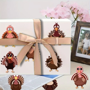 Autocollants de dinde de Thanksgiving décorant un coffret cadeau avec des fleurs