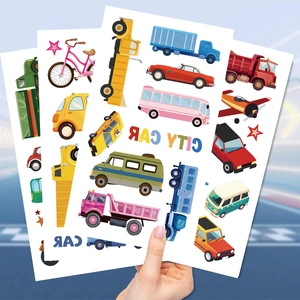 Lot de quatre tatouages éphémères pour enfants avec voitures bus et avions colorés