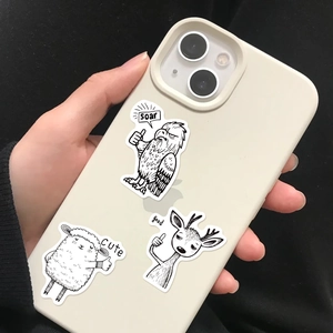 Gros plan d'autocollants d'animaux noir et blanc dessinés à la main sur une coque