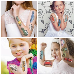Vue détaillée de tatouages temporaires de voitures pour enfants sur les bras et jambes