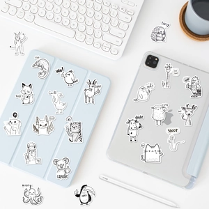 Gros plan d'autocollants graffiti d'animaux noir et blanc sur un bureau moderne
