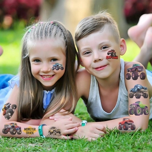 Détail d'enfants portant des tatouages temporaires de monster truck sur la peau