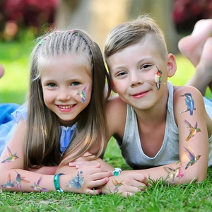 Tatuaggi temporanei colibrì acquerello e fiori blu sulle mani e sul viso dei bambini